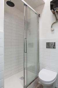 łazienka z prysznicem i toaletą w obiekcie ACQUARIO 5 Minuti, FREE A-C, Wifi & Netflix ''City Center'' by TILO w Genui