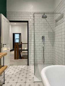 y baño con ducha y bañera. en Capel Salem By Birch Stays en Blaenau-Ffestiniog