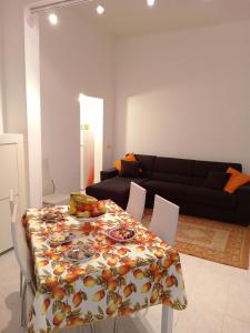 una sala de estar con una mesa con fruta. en MaryAlex en Punta Secca