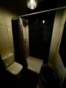 un piccolo bagno con servizi igienici e lavandino di Airport Accommodation Deluxe Bedroom and Private Bathroom near Airport Self Check In and Self Check Out a Mqabba