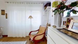 sala de estar con silla y ventana en Casa del Mar, en Santoña