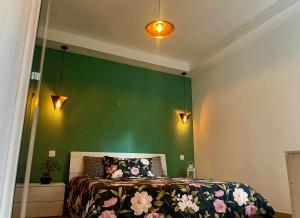 Tempat tidur dalam kamar di Airport Accommodation Deluxe Bedroom and Private Bathroom near Airport Self Check In and Self Check Out