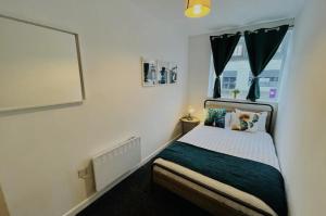 a small bedroom with a bed and a window at Minimalist 1Bed Apt near City Centre in Liverpool