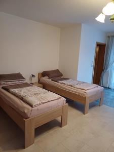 Zimmer mit 2 Betten in einem Zimmer in der Unterkunft Thüringer Zimmer in Suhl