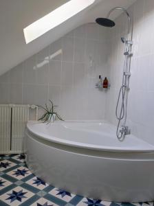 Ένα μπάνιο στο Appartement Les nuits de 3 Centre-ville