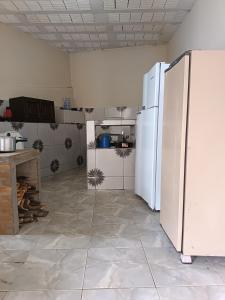 uma cozinha com 2 frigoríficos brancos num quarto em Chácara das Pedras em Taubaté