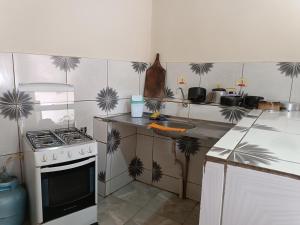 uma cozinha com um fogão e um fogão forno superior em Chácara das Pedras em Taubaté