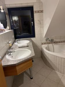 y baño con lavabo y bañera. en Cute Appartement near Cologne, en Bergisch Gladbach