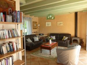 ルブレサックにあるMaison avec piscine privée à Loubressac proche Rocamadour & Vallée Dordogne, du Samedi au Samediのソファ2つとテーブルのあるリビングルーム