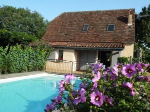ルブレサックにあるMaison avec piscine privée à Loubressac proche Rocamadour & Vallée Dordogne, du Samedi au Samediの紫の花が咲くスイミングプール付きの家 +23枚の写真