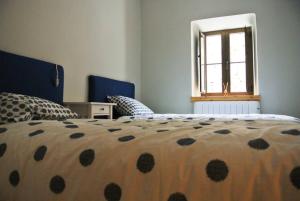 1 dormitorio con cama y ventana en La casa'l cantirín, en Pola de Lena