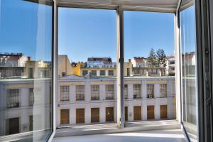 una ventana abierta con vistas a un edificio en Schönbrunn Apartment en Viena