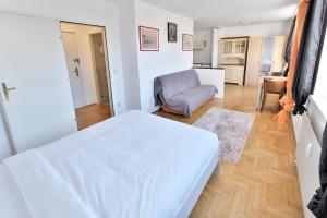 1 dormitorio con 1 cama y sala de estar en Schönbrunn Apartment en Viena