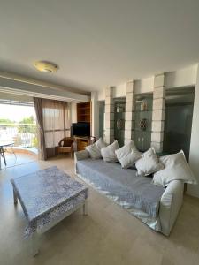 sala de estar con sofá y mesa en Luxury Exclusive Аmdar Resort with Pool Jim Near the Sea שדרות הארגמן 28, en Eilat