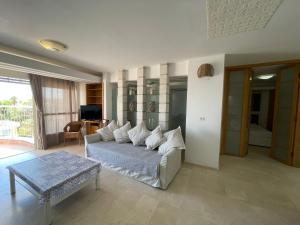 a living room with a couch and a table at Luxury Exclusive Аmdar Resort with Pool Jim Near the Sea שדרות הארגמן 28 in Eilat