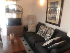 uma sala de estar com um sofá e uma televisão em VILLA JOIE DE VIE - ORIENT BAIE em Orient Bay