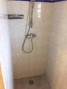 um chuveiro com uma mangueira na casa de banho em VILLA JOIE DE VIE - ORIENT BAIE em Orient Bay