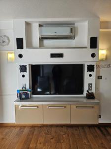 een grote flatscreen-tv in de woonkamer bij Studio MANON A2 in Les Lecques