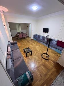 salon z kanapą i stołem w obiekcie Cairo de casa hostel w Kairze