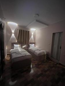 Habitación de hotel con 2 camas y sofá en Cairo de casa hostel en El Cairo