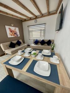 a living room with a table and a couch at Apartamento PUERTA DE LA VILLA in Villa de Leyva