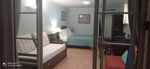 Grand studio 4 pers superbe vue mer et cocotiers dans Village Vacances Sainte-Anne plage à - 30 m客房内的一张或多张床位