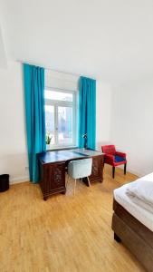 a bedroom with a desk and a bed and a window at Helles Zimmer mit Kingsize-Bett in Mannheim