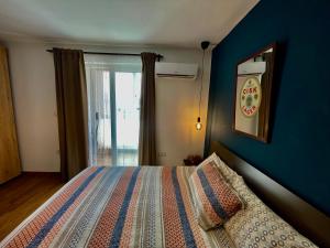 1 dormitorio con 1 cama con pared azul en Airport Accommodation Bedroom with your own private Bathroom Self Check In and Self Check Out Air-condition Included, en Mqabba