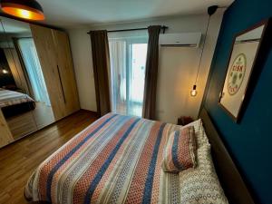 1 dormitorio con cama y pared azul en Airport Accommodation Bedroom with your own private Bathroom Self Check In and Self Check Out Air-condition Included en Mqabba