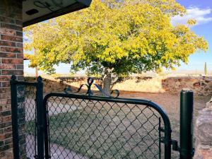 clôture devant un arbre à feuilles jaunes dans l'établissement Colorful Relaxation Luxe Family Stay - Extended Stay, à El Paso