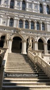 un edificio con escaleras delante de un edificio en Ca' di Giò, en Venecia