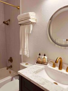 La salle de bains blanche est pourvue d'un lavabo et d'un miroir. dans l'établissement Colorful Relaxation Luxe Family Stay - Extended Stay, à El Paso