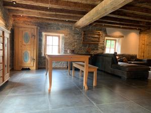 een woonkamer met een tafel en een bank bij Brand new duplex in the Dolomites - Lupo Bianco in Rocca Pietore