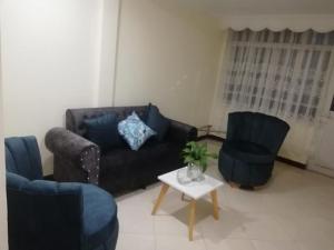 a living room with two chairs and a couch and a table at Casa de Ensueño en Filandia: Tu Hogar Lejos de Casa in Filandia