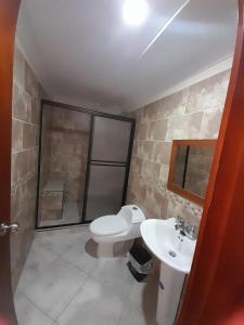 Casa de Ensueño en Filandia: Tu Hogar Lejos de Casa في فيلانديا: حمام مع مرحاض ومغسلة