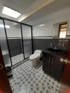 Casa de Ensueño en Filandia: Tu Hogar Lejos de Casa في فيلانديا: حمام مع مرحاض ودش ومغسلة