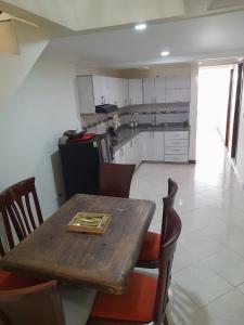 a kitchen with a wooden table and chairs in a room at Casa de Ensueño en Filandia: Tu Hogar Lejos de Casa in Filandia