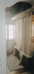 um quarto com uma cama de dossel e cortinas brancas em A s'antiga em Seùlo
