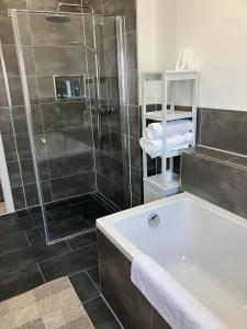 Phòng tắm tại Moderne Einliegerwohnung nähe Ingolstadt und Bad Gögging