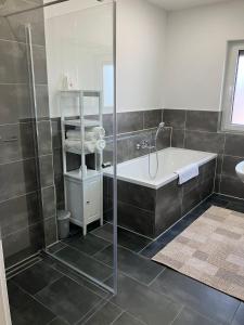Koupelna v ubytování Moderne Einliegerwohnung nähe Ingolstadt und Bad Gögging + 25 fotografií