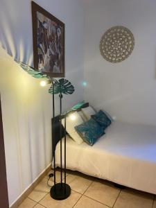 Sainte-Suzanne的住宿－La Villa d'Elyas，一间房间,床旁边配有一盏灯
