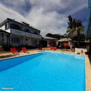 Sainte-Suzanne的住宿－La Villa d'Elyas，一座大蓝色游泳池,位于房子前