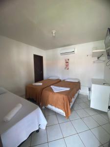 um quarto com duas camas num quarto em Pousada Vento Norte em São Miguel do Gostoso