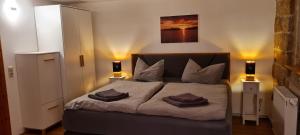 Un dormitorio con una cama con dos almohadas encima. en Ferienwohnung am Bächelweg, en Bad Schandau