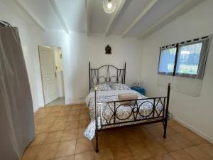 a bedroom with a bed in the corner of a room at Superbe annAix de villa in Aix-en-Provence