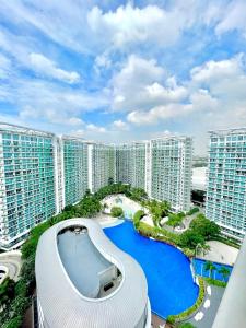Pemandangan kolam renang di The Bahamas and Maldives Suites at Azure Residences near Manila Airport atau berdekatan