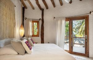 Postel nebo postele na pokoji v ubytování Mawimbi Boutique Hotel