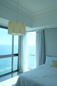 a bedroom with a bed and a large window at Bello amanecer in Santo Domingo