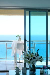 a dining room with a table and a view of the ocean at Bello amanecer in Santo Domingo