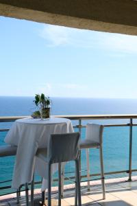 a table and chairs on a balcony with the ocean at Bello amanecer in Santo Domingo